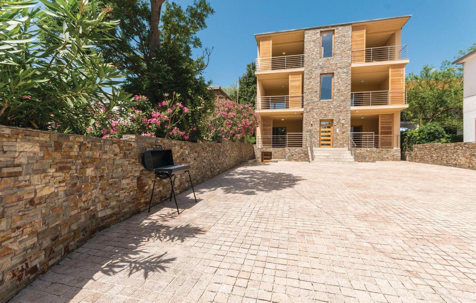 Stunning In With Heated Swimming Pool Apartment
